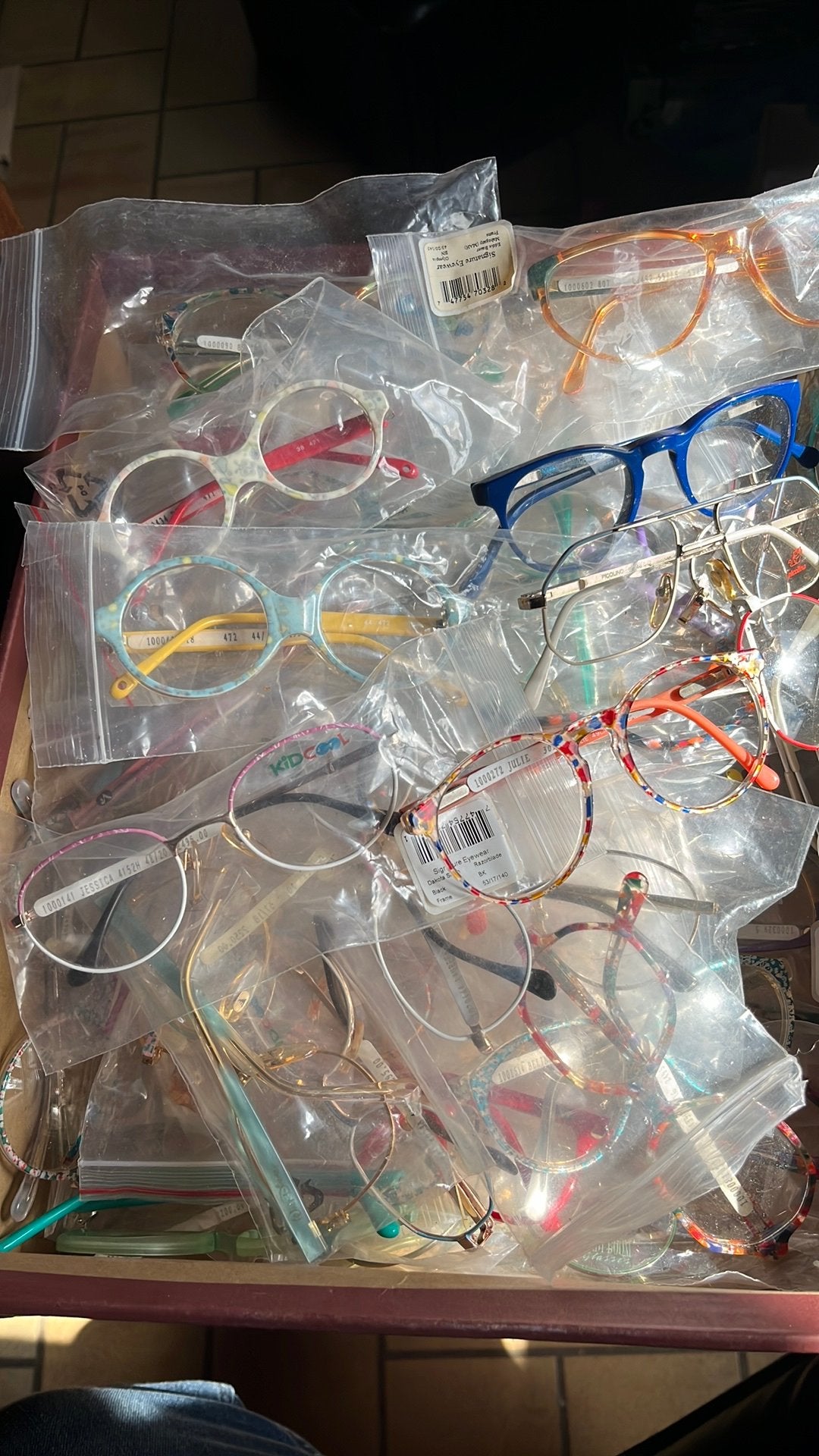 Lot de 72 paires de lunettes enfants vintage new old stock, Enlèvement ou Envoi, Comme neuf, Lunettes