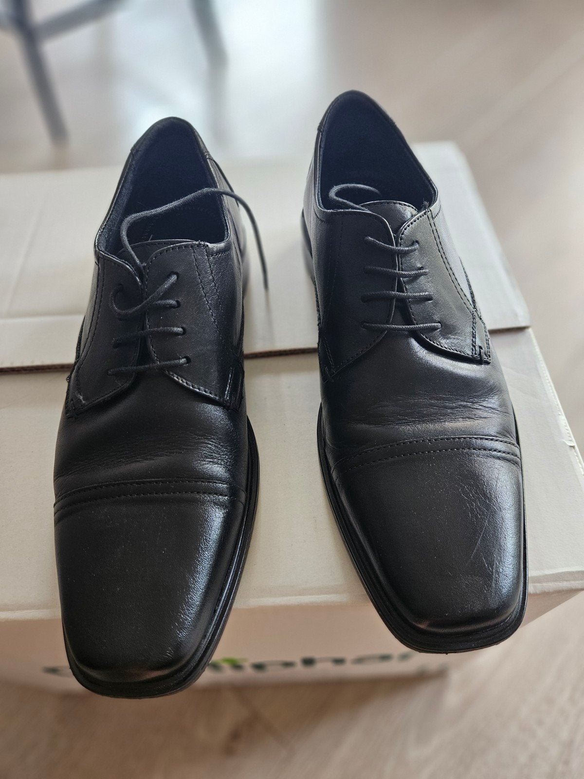 zwarte geklede herenschoenen, Enlèvement, Noir, Orchard