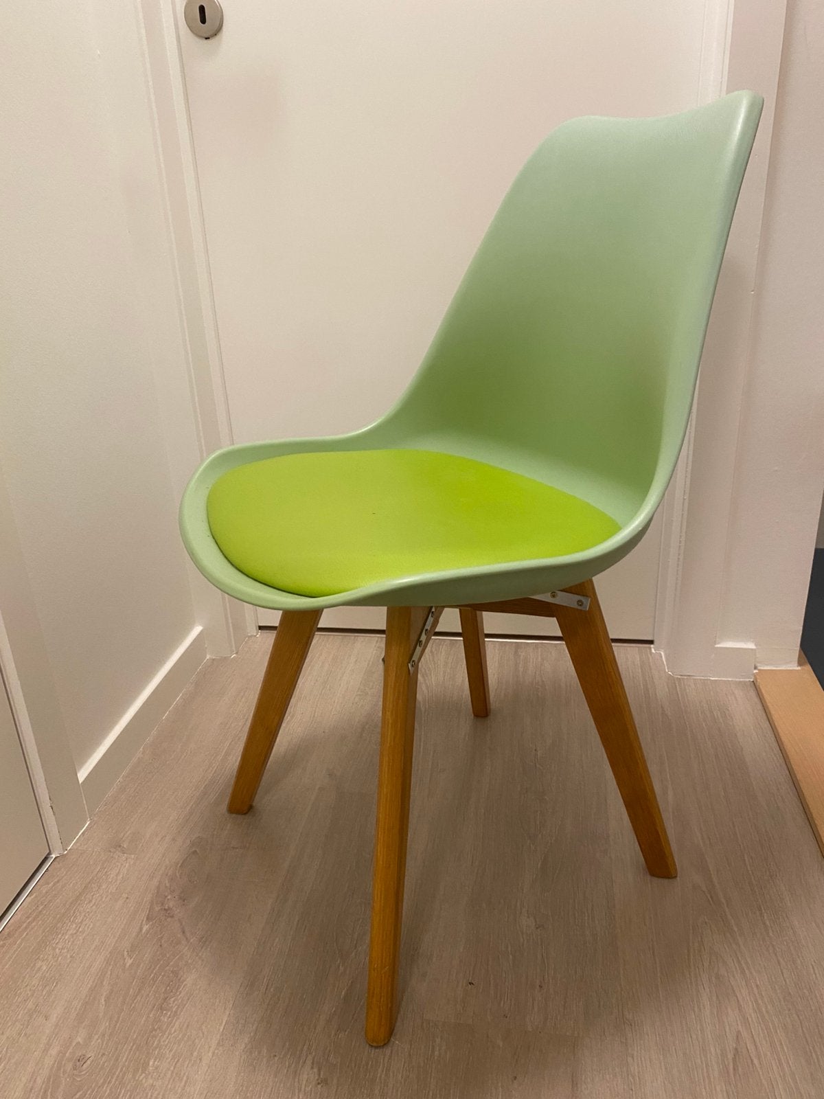 Set van 4 groene kuipstoelen met houten poten – retro, Autres couleurs, Synthétique, Enlèvement, Utilisé