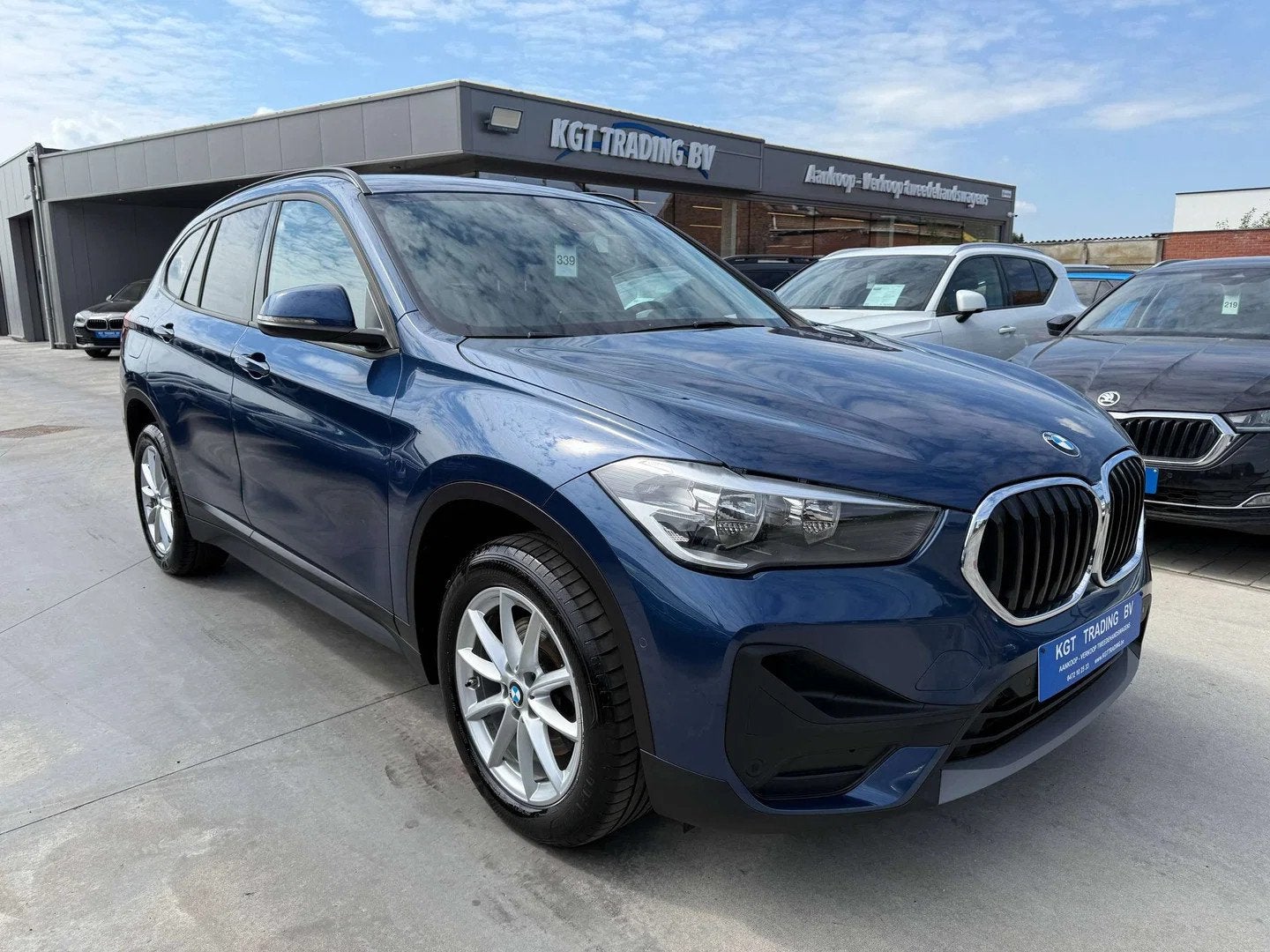 BMW X1 1.5i NAVIGATIE LEDER CAMERA HEAD-UP ZETELVERWARMING, Gebruikt, Leder, Bedrijf, 3 cilinders