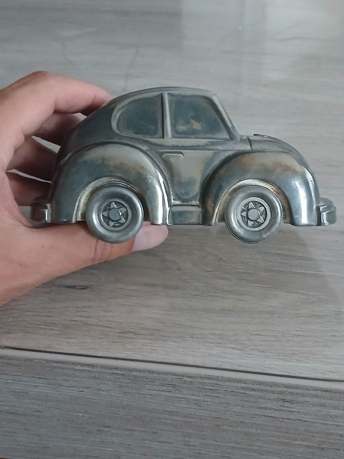 Tirelire voiture Coccinelle vintage en métal argenté, Collections, Enlèvement ou Envoi, Comme neuf, Métal ou Fer blanc, Autres thèmes