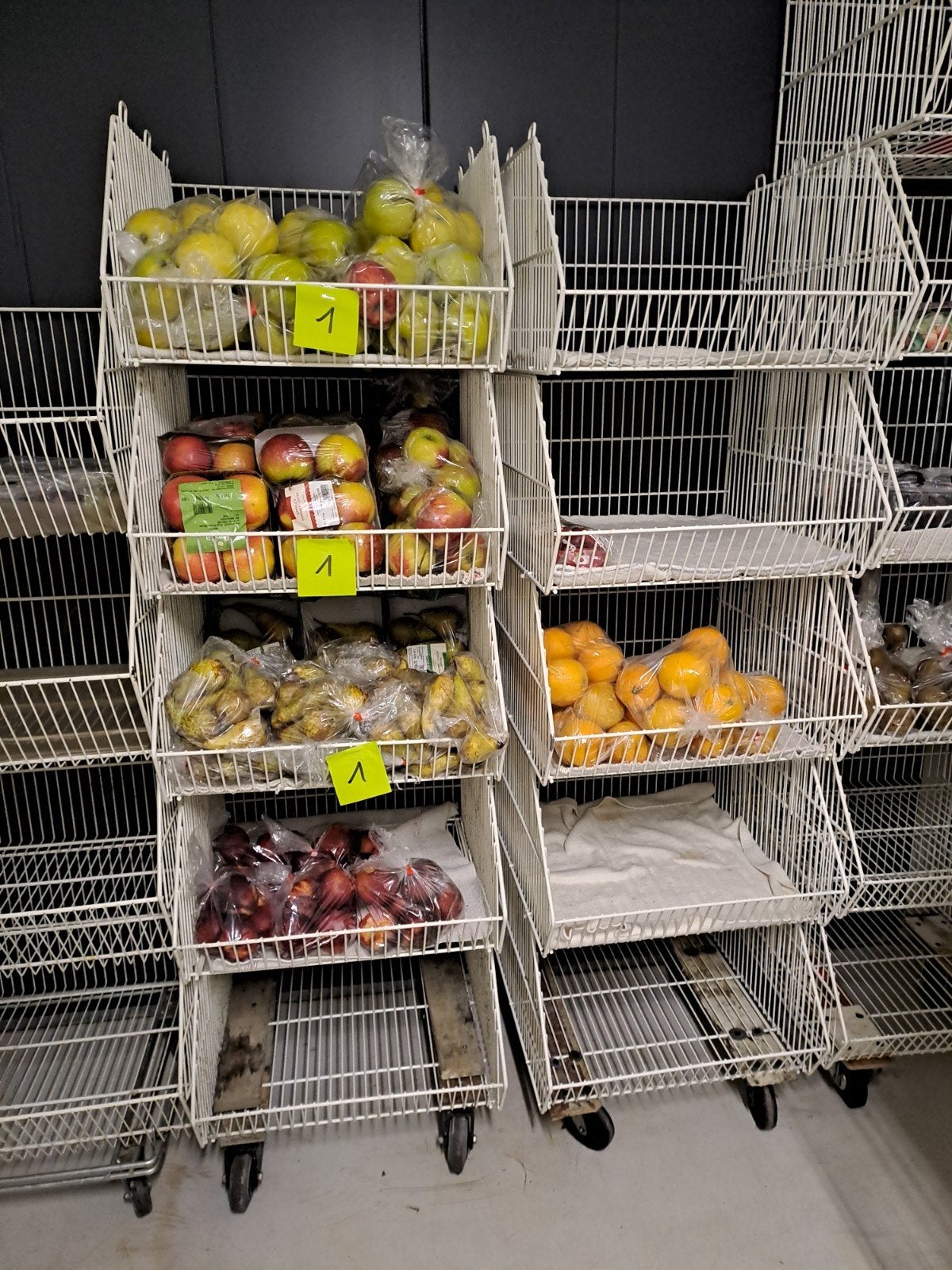 Bacs empilables en métal, Enlèvement