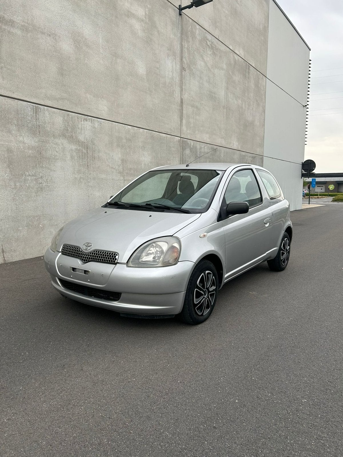 Toyota Yaris 1.3 AUTOMAAT km165260 bj2000 1j garantie, Automaat, Parkeersensor, Bedrijf, Yaris