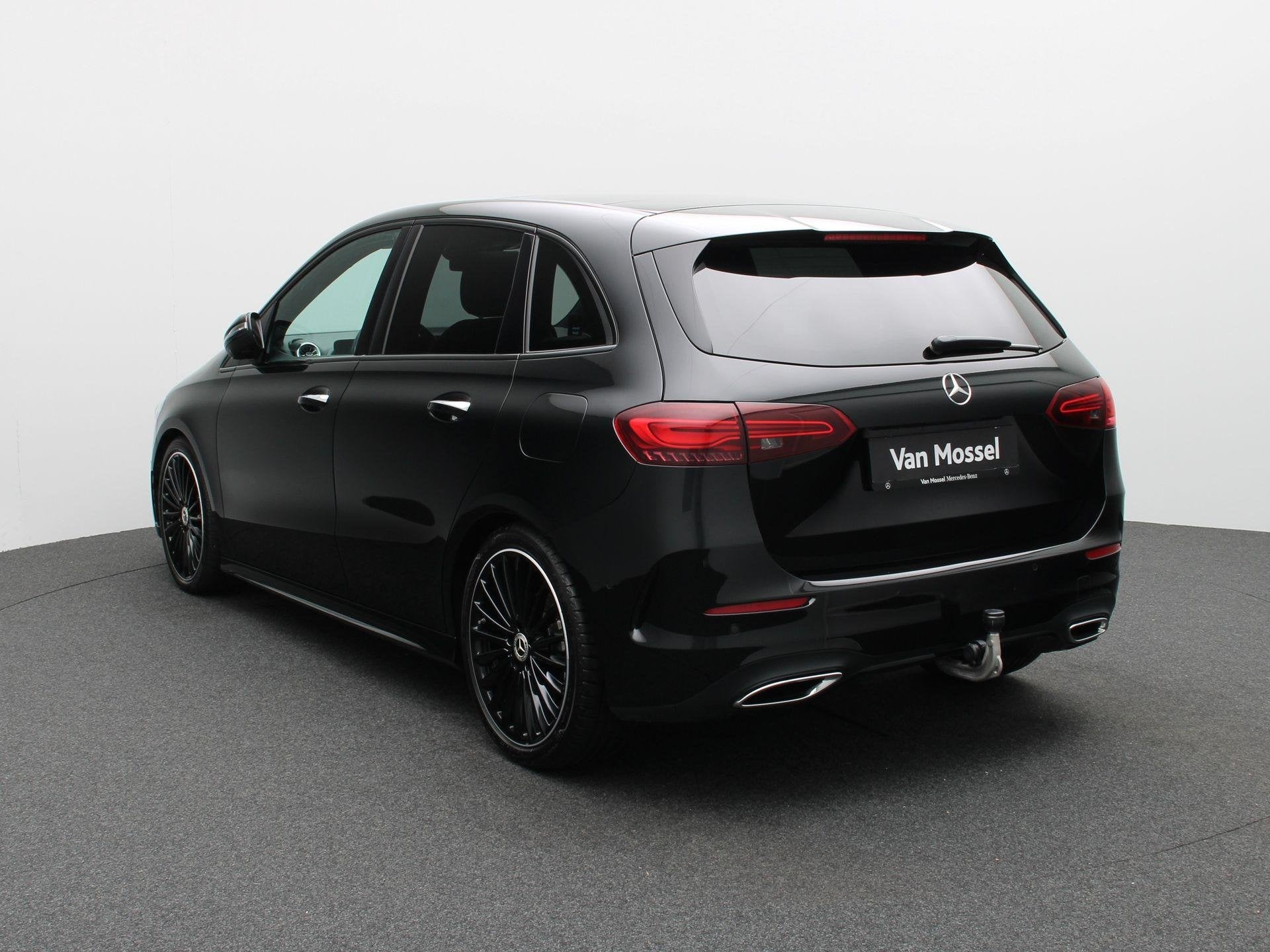 Mercedes-Benz B 180 Star Edition + AMG LINE + TREKHAAK +, Auto's, Dealer onderhouden, Zwart, 4 cilinders, 700 kg
