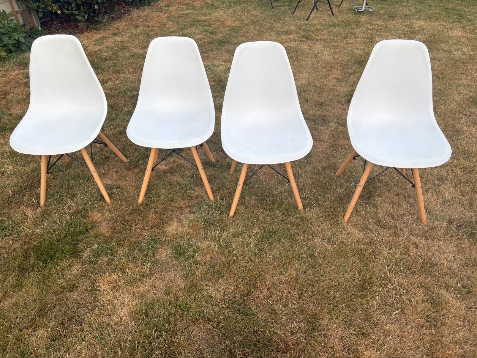 4 witte stoelen met houten onderstel, Huis en Inrichting, Ophalen, Kunststof, Gebruikt, Wit