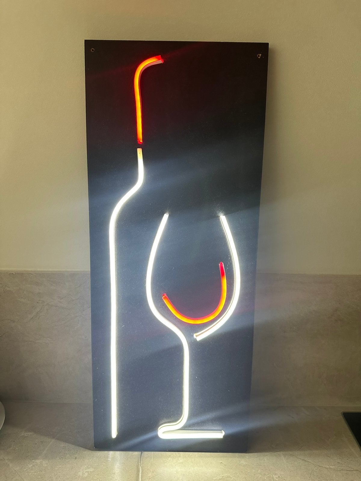 Neon / LED wijnfles & glas, met adapter - zwarte achtergrond, Ophalen, Zo goed als nieuw