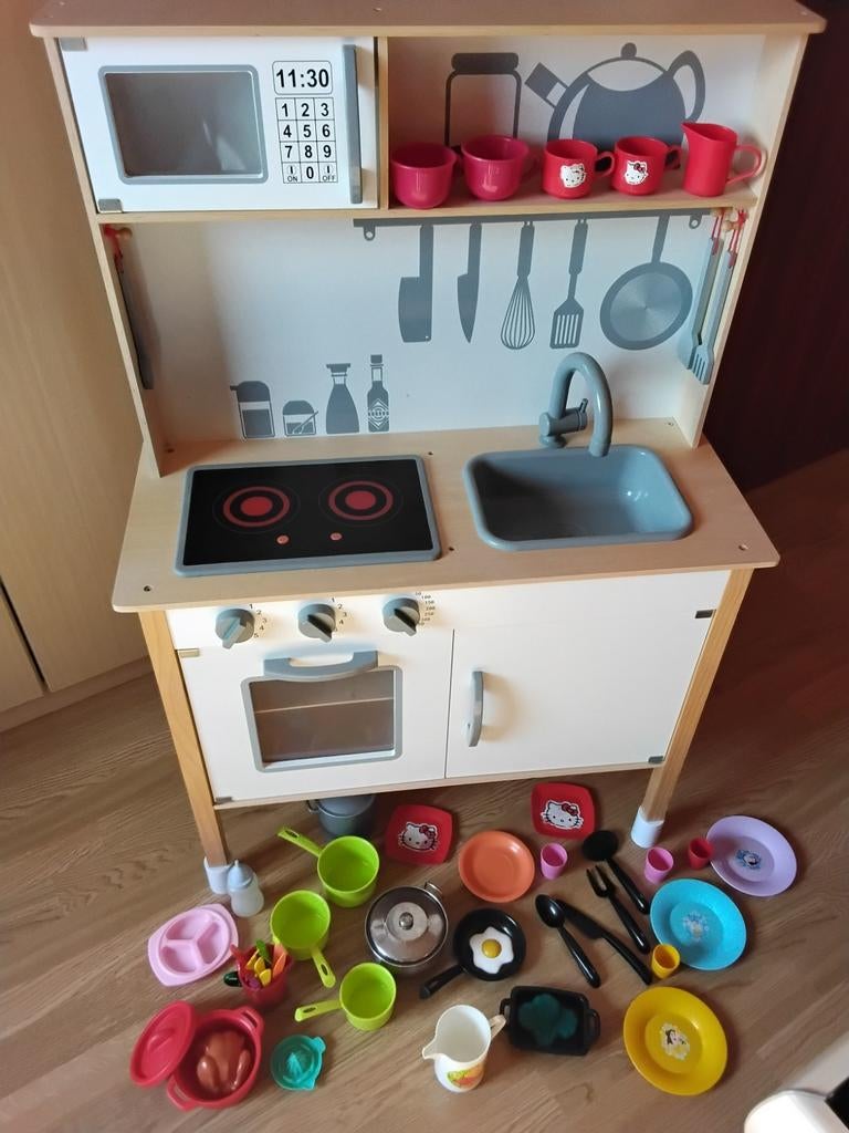 Cuisine enfant et ses accessoires très bon état. 25 euros., Enlèvement