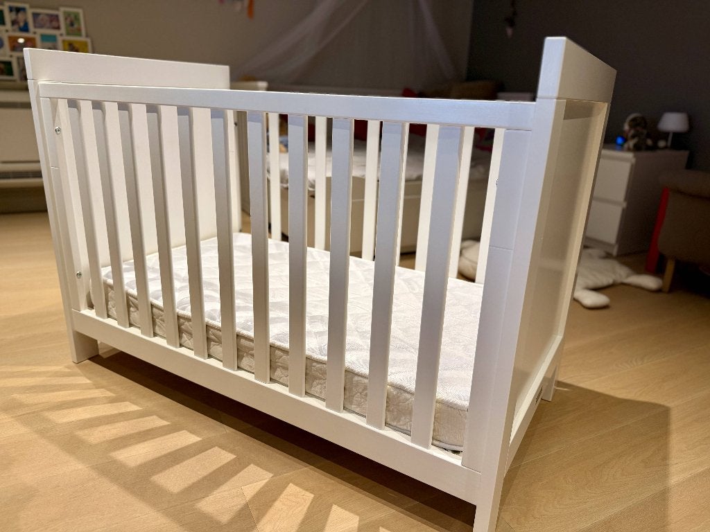 Babybed met matras van merk Bopita, Kinderen en Baby's, Ophalen, Zo goed als nieuw, Ledikant