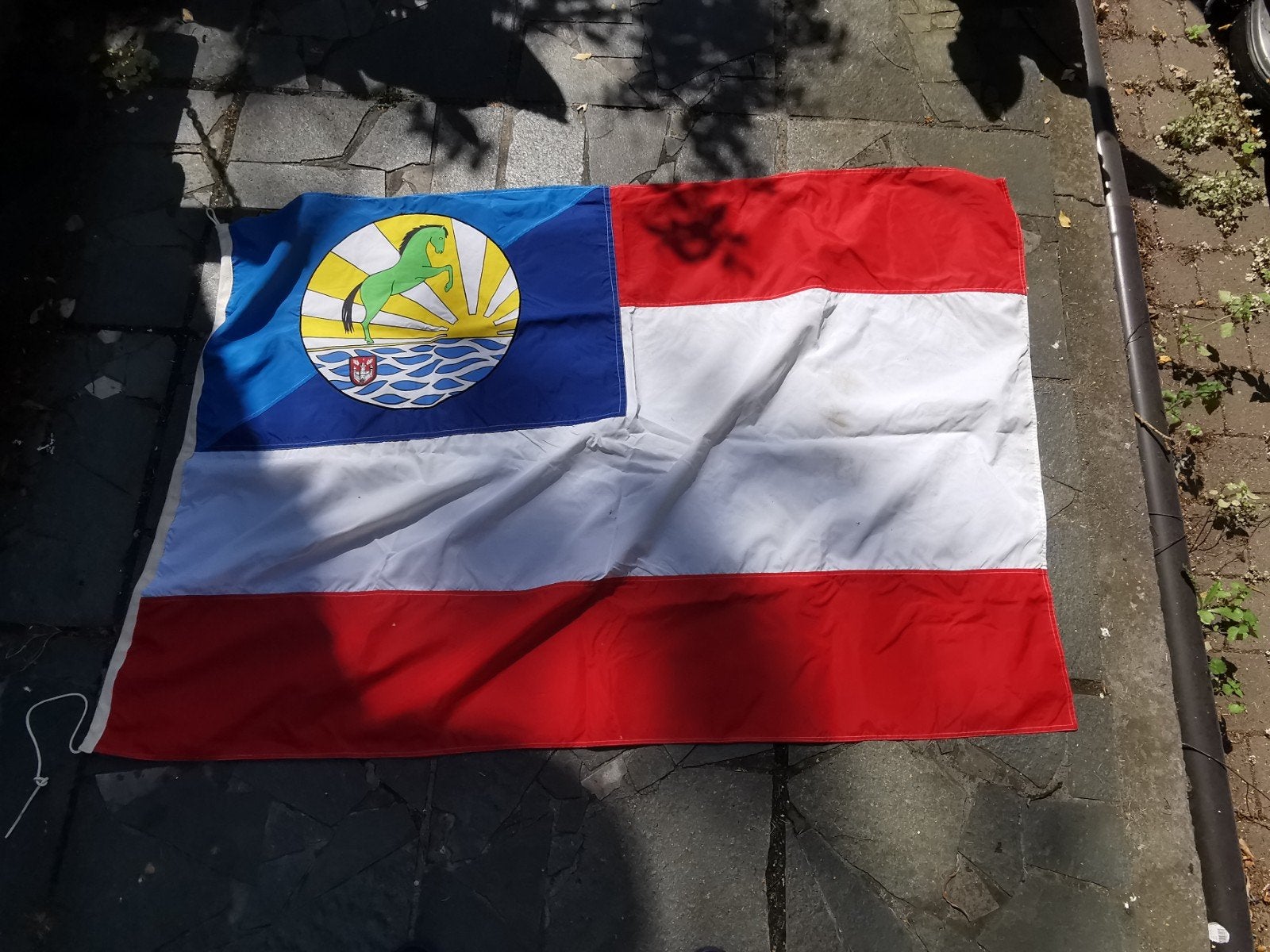 Antwerpse vlag, Diversen, Ophalen