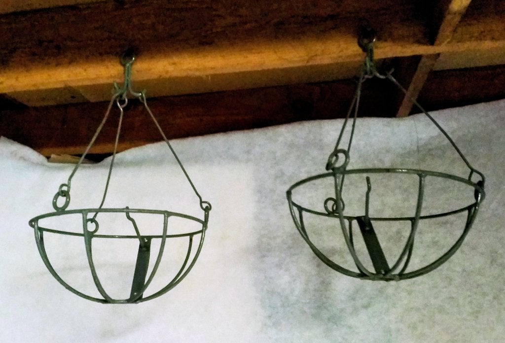 2 metalen hangmanden  om bloemen in  te planten, Tuin en Terras, Ophalen, Eenjarig