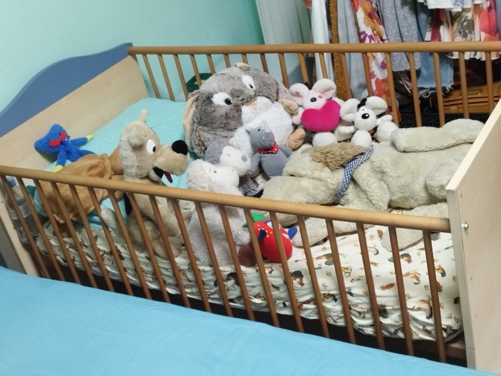 lit bébé avec matelas et jouets, Matelas, Moins de 70 cm, Comme neuf, Enlèvement