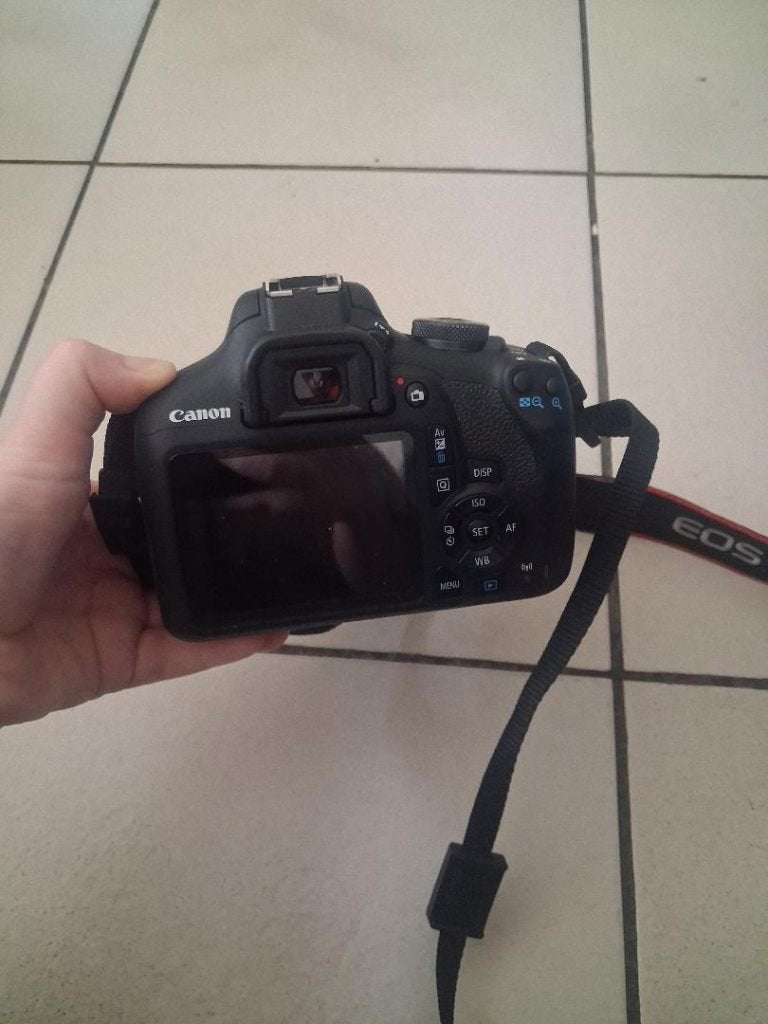 camera canon eos 2000d met tas, Ophalen, Bluetooth, Canon, Zo goed als nieuw