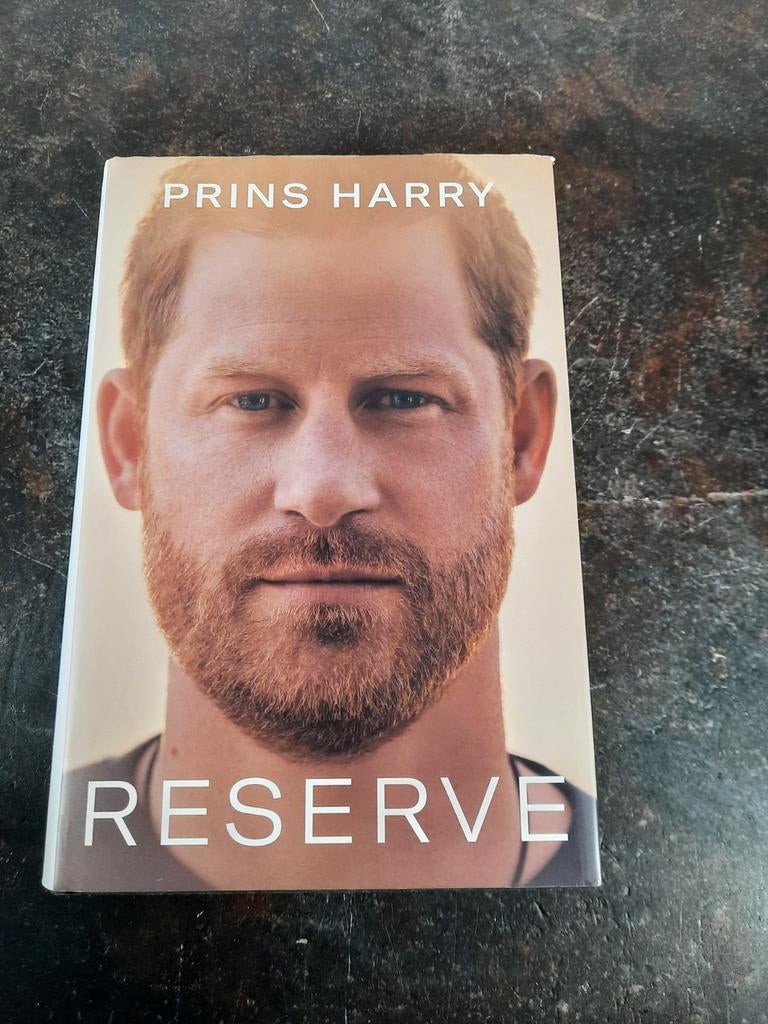 Prins Harry - Reserve (Nederlandstalig), Ophalen of Verzenden, Zo goed als nieuw