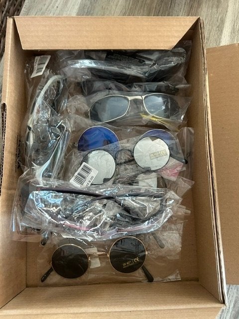 Lot van 92 nieuwe zonnebrillen, Zakelijke goederen, Ophalen, Sieraden en Accessoires