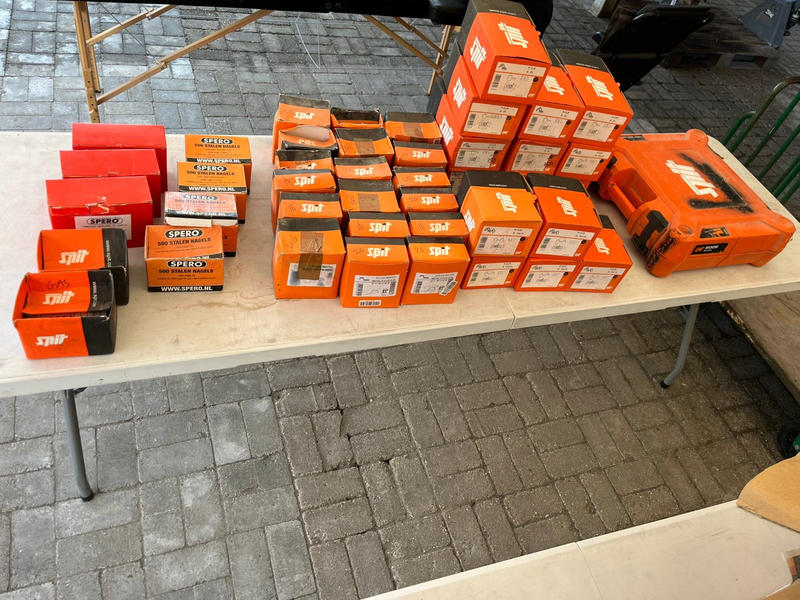 Spit Pulsa 800E gas schiethamer met veel nagels en beugels, Enlèvement, Utilisé