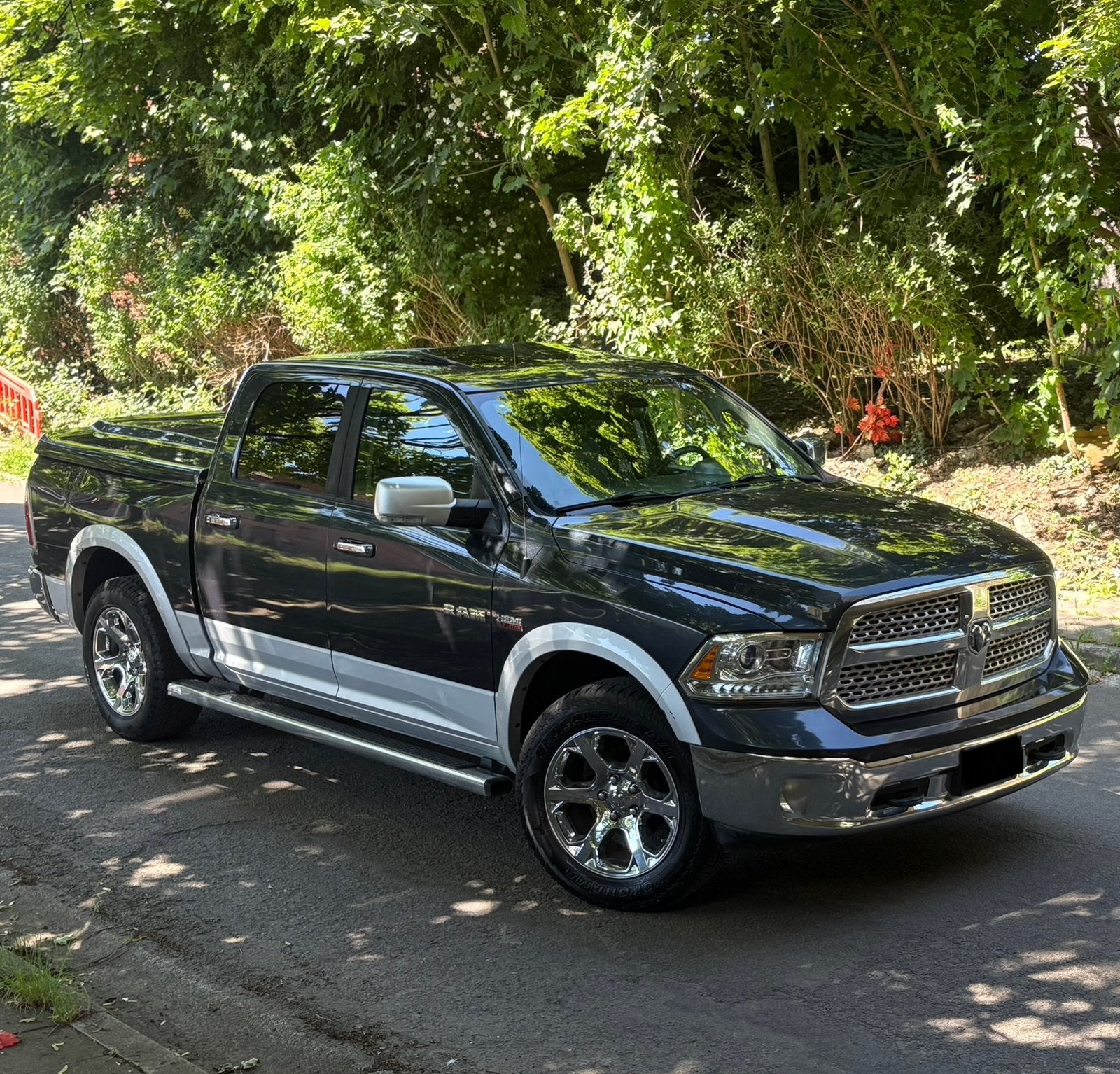 DODGE RAM 1500 LARAMIE V8 HEMI, Autos, Cuir, Achat, Carnet d'entretien, Noir