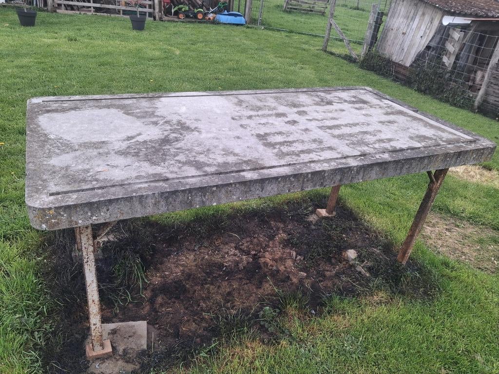 Table en pierre., Enlèvement