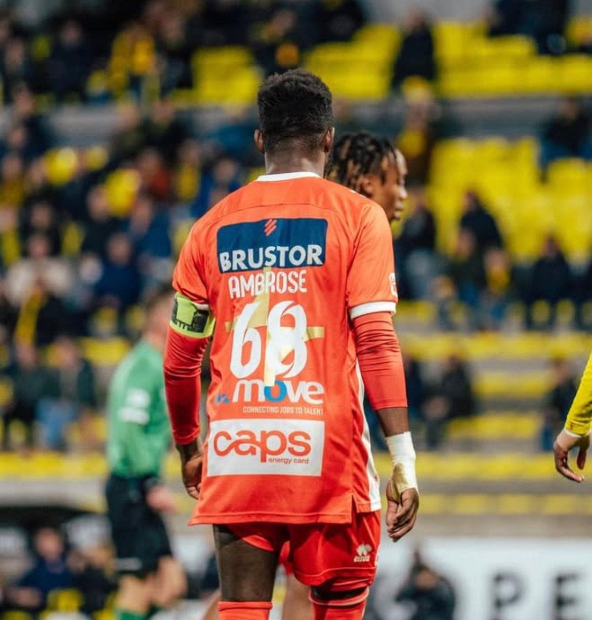 RECHERCHÉ : CHEMISE ALLUMÉE AMBROSE GOLD LOGO KV KORTRIJK, Enlèvement ou Envoi, Maillot