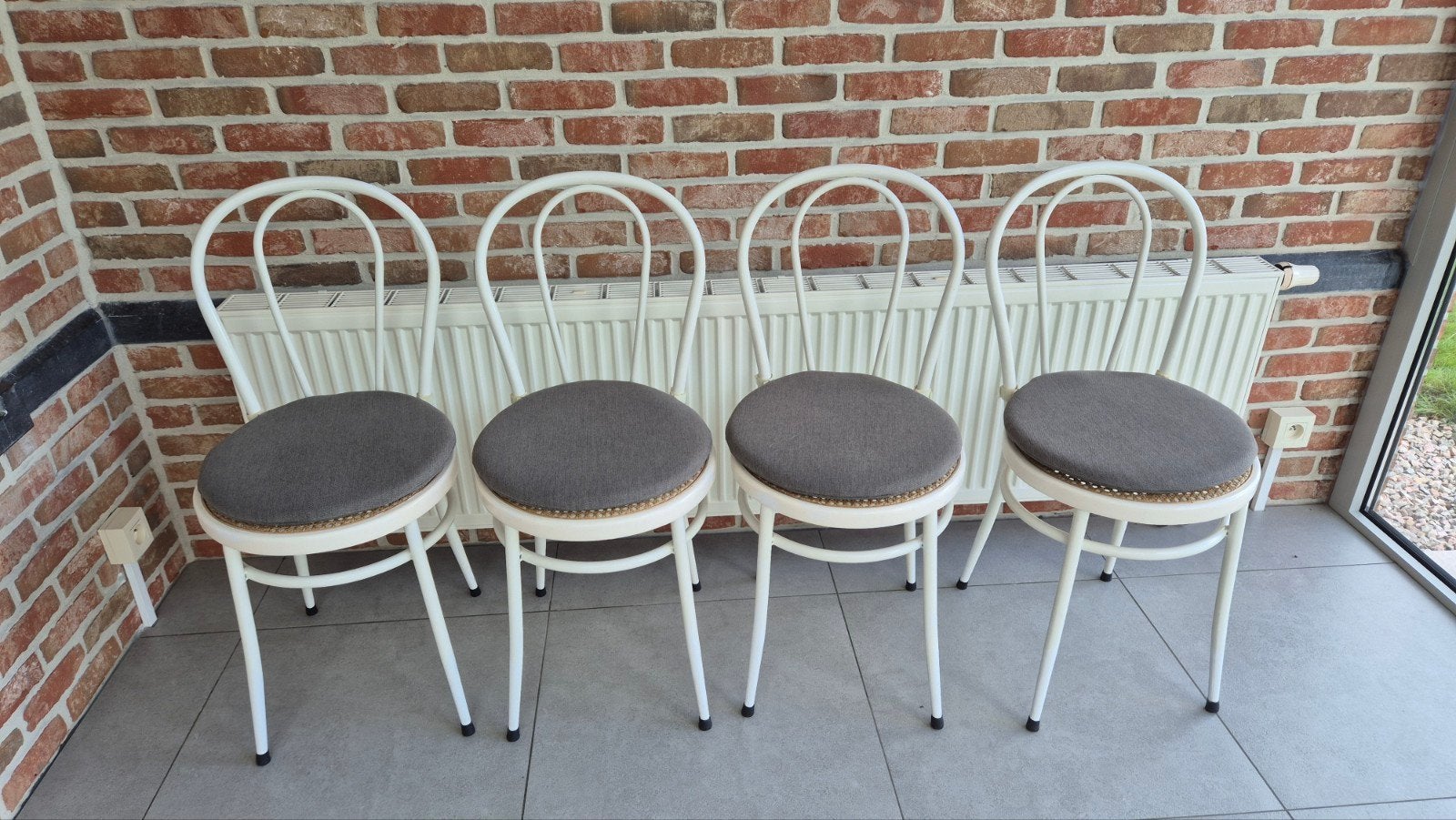 4 stoelen met rieten zitting, Huis en Inrichting, Ophalen, Wit, Zo goed als nieuw, Metaal