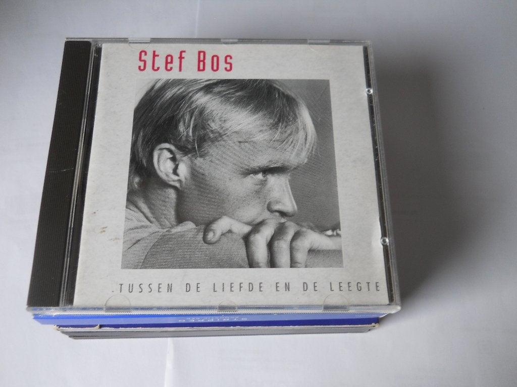 CD - STEF BOS - TUSSEN DE LIEFDE EN DE LEEGTE, Cabaret of Kleinkunst, Ophalen of Verzenden, Zo goed als nieuw, Eerste persing