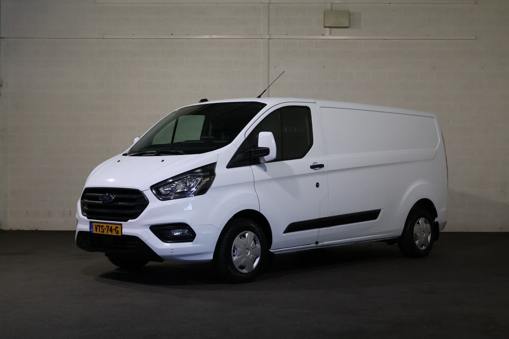 Ford Transit Custom 2.0 TDCI 130pk L2 H1 Trend Airco Camera, Auto's, Bestelwagens en Lichte vracht, Parkeersensor, Wit, 200 g/km