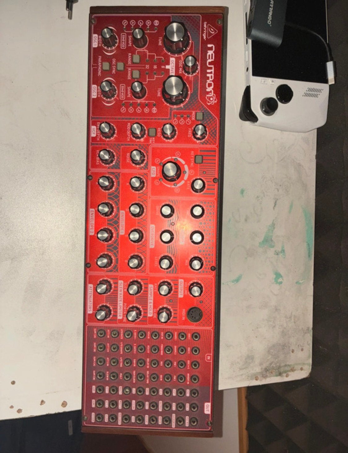 Behringer neutron, Muziek en Instrumenten, Ophalen of Verzenden, Zo goed als nieuw