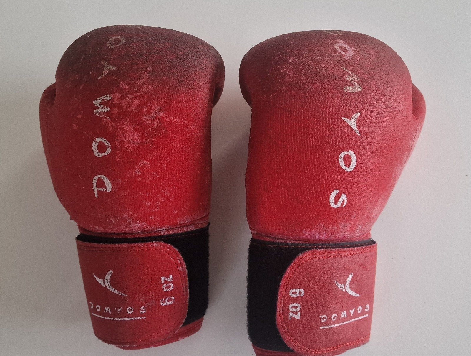 Gants de boxe Domyos rouges, ZO 9, Sports & Fitness, Boxe, Enlèvement ou Envoi, Utilisé, Gants de boxe