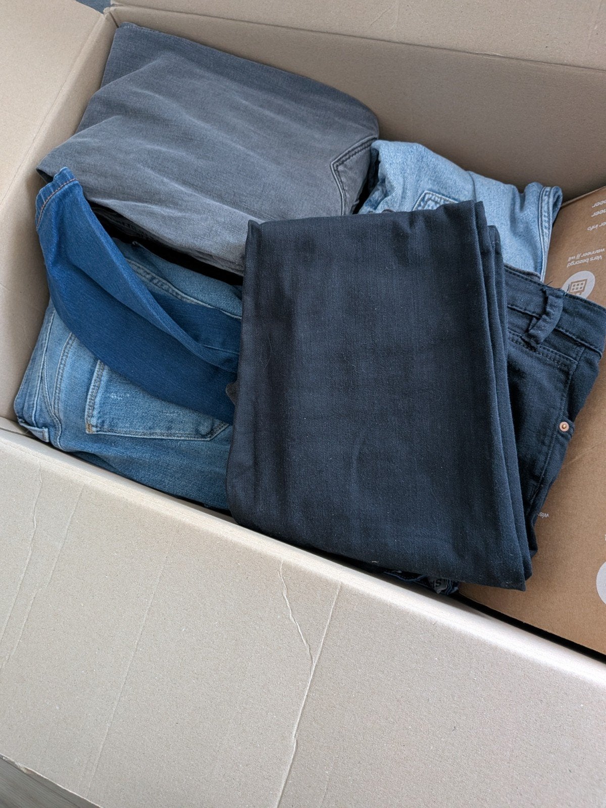 doos Jeansbroeken S en Medium, Ophalen, Zo goed als nieuw