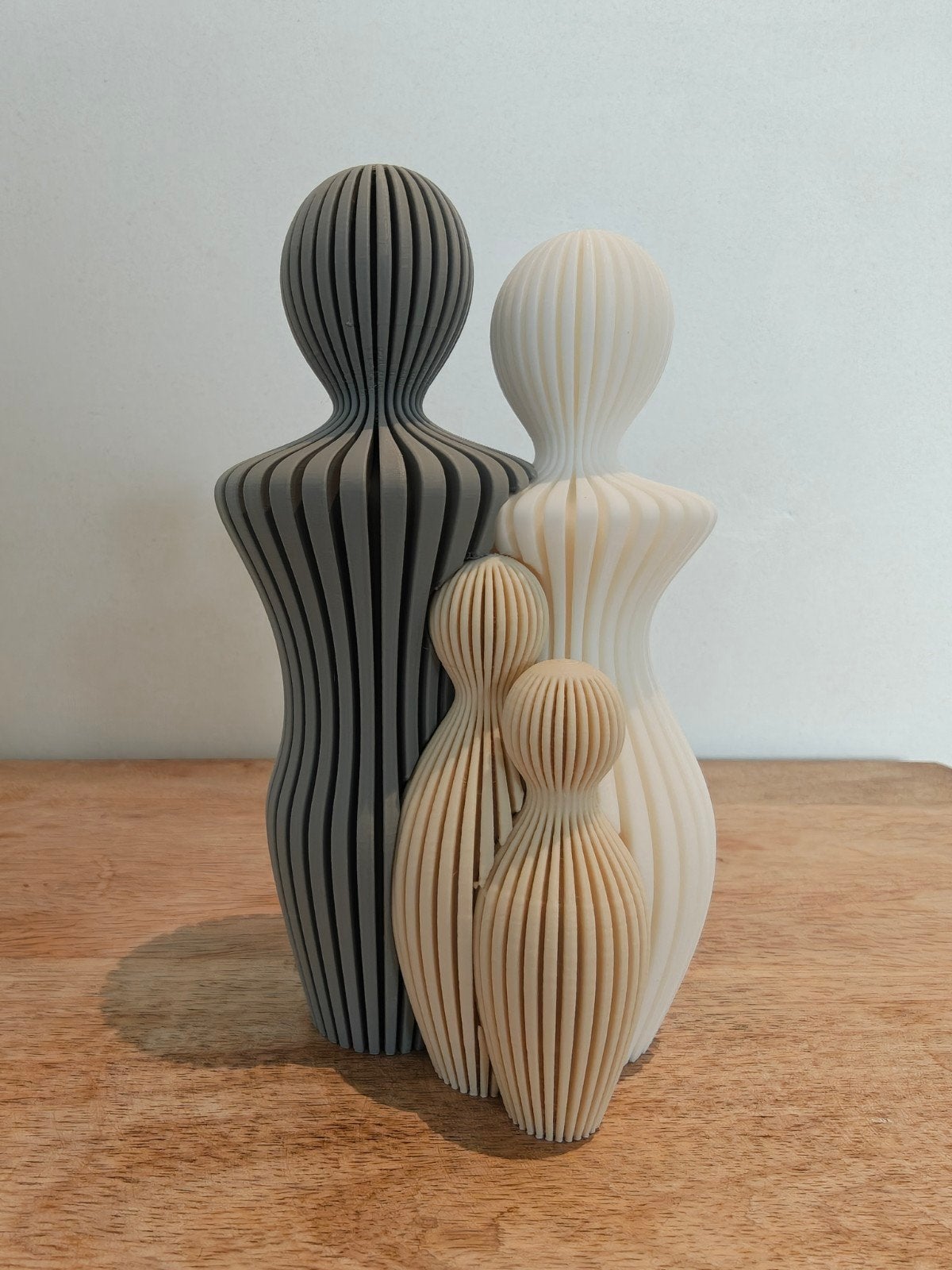 Modern familiebeeldje – Gezin met 2 kindjes – Unieke decorat, Maison & Meubles, Accessoires pour la Maison | Vases, Neuf, Gris