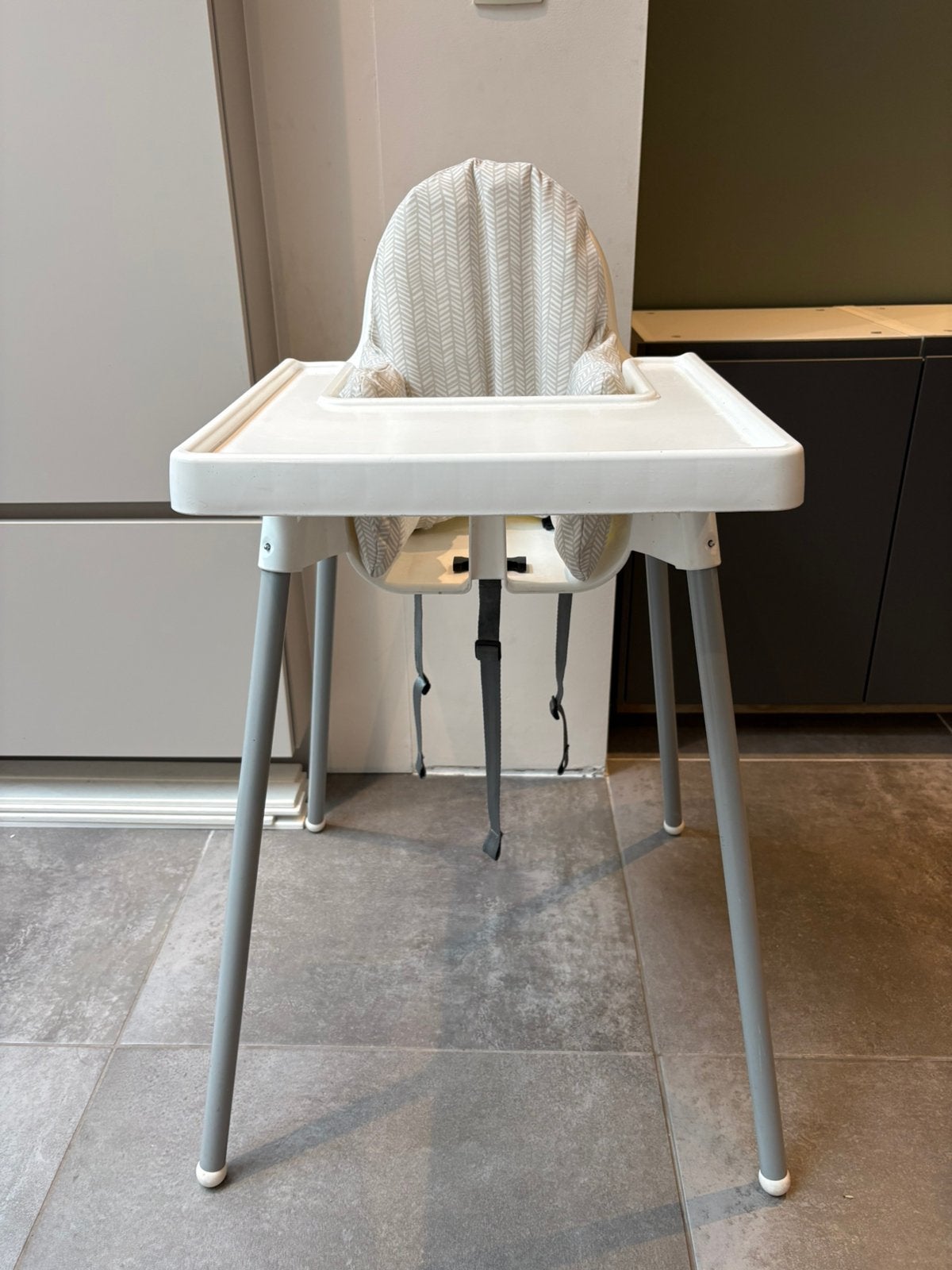 IKEA eetstoel + verkleinkussen, Kinderen en Baby's, Ophalen, Gebruikt, Meegroeistoel, Afneembaar eetblad