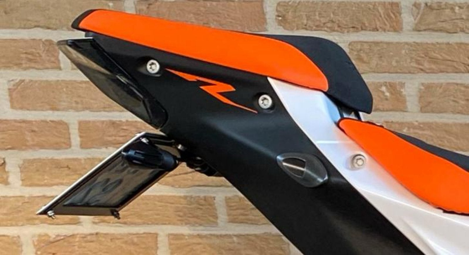 KTM Superduke <> stickertje kontje achteraan Gen3/4, Ophalen of Verzenden, Zo goed als nieuw