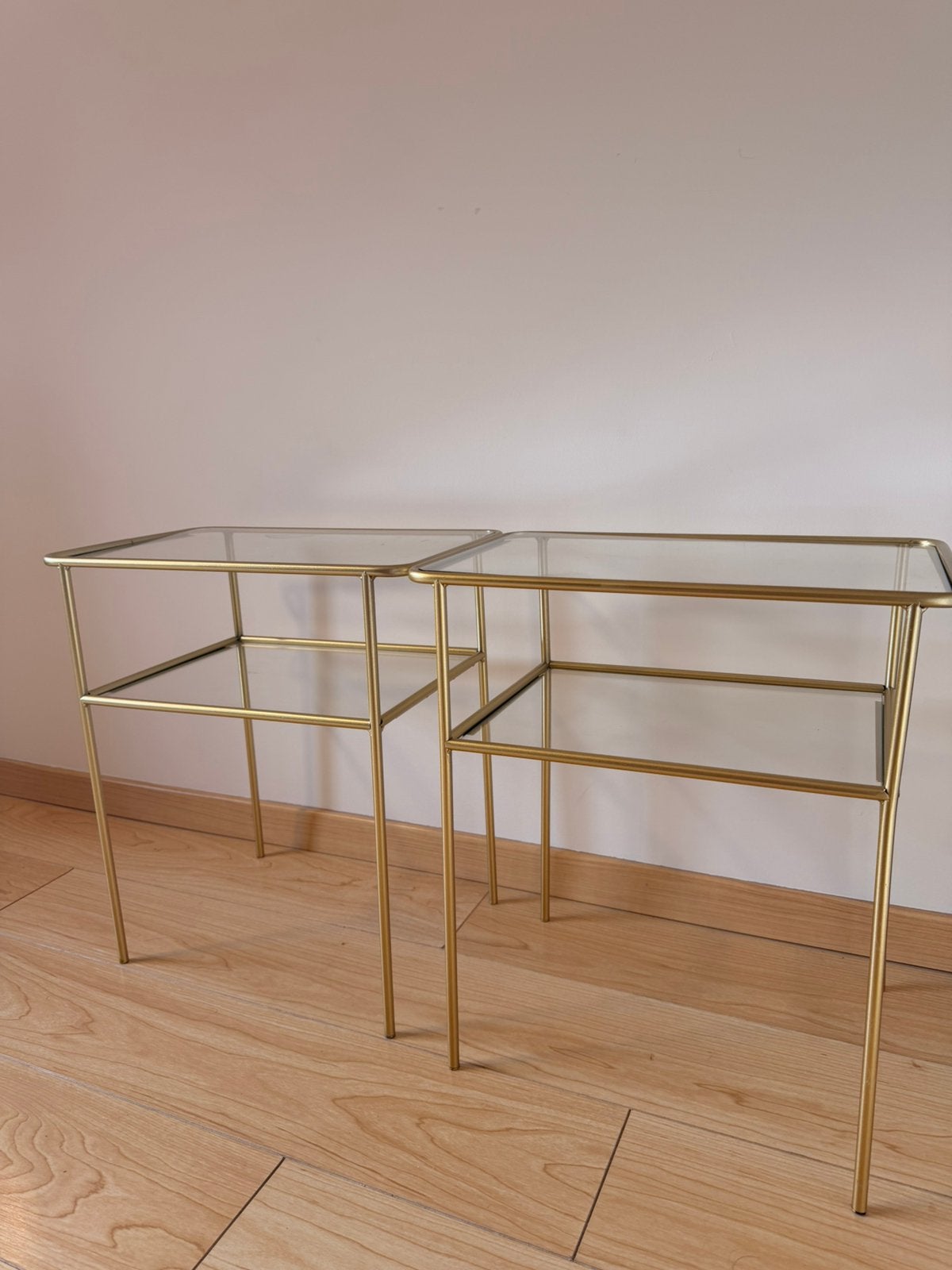2 gouden nachtkastjes / bijzettafels met glazen legplanken, Ophalen, Zo goed als nieuw, Glas