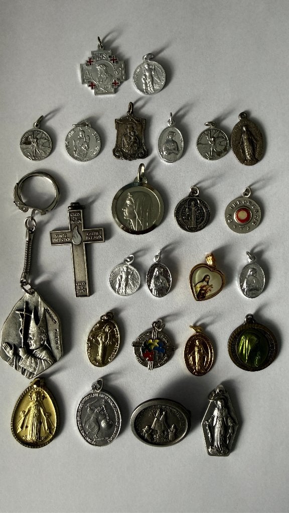Vintage lot van 25 religieuze medailles & devotionalia, Ophalen of Verzenden, Gebruikt, Sieraad, Christendom | Katholiek