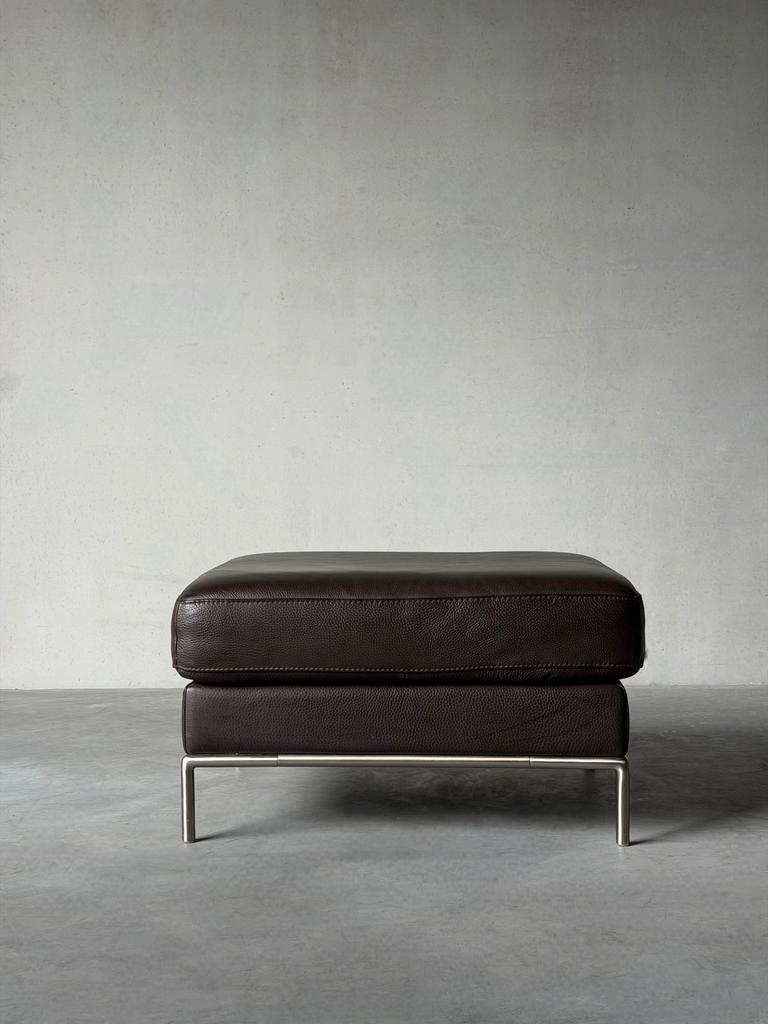Donkerbruin lederen poef met stalen frame - bauhaus stijl, Huis en Inrichting, Ophalen, Zo goed als nieuw, Leer