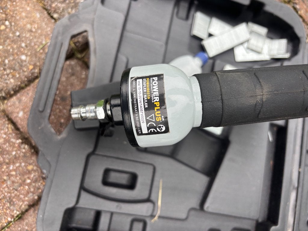 Powerplus air 0310 nietpistool 2 stuks plus nieten, Doe-het-zelf en Bouw, Gereedschap | Handgereedschap, Ophalen, Gebruikt