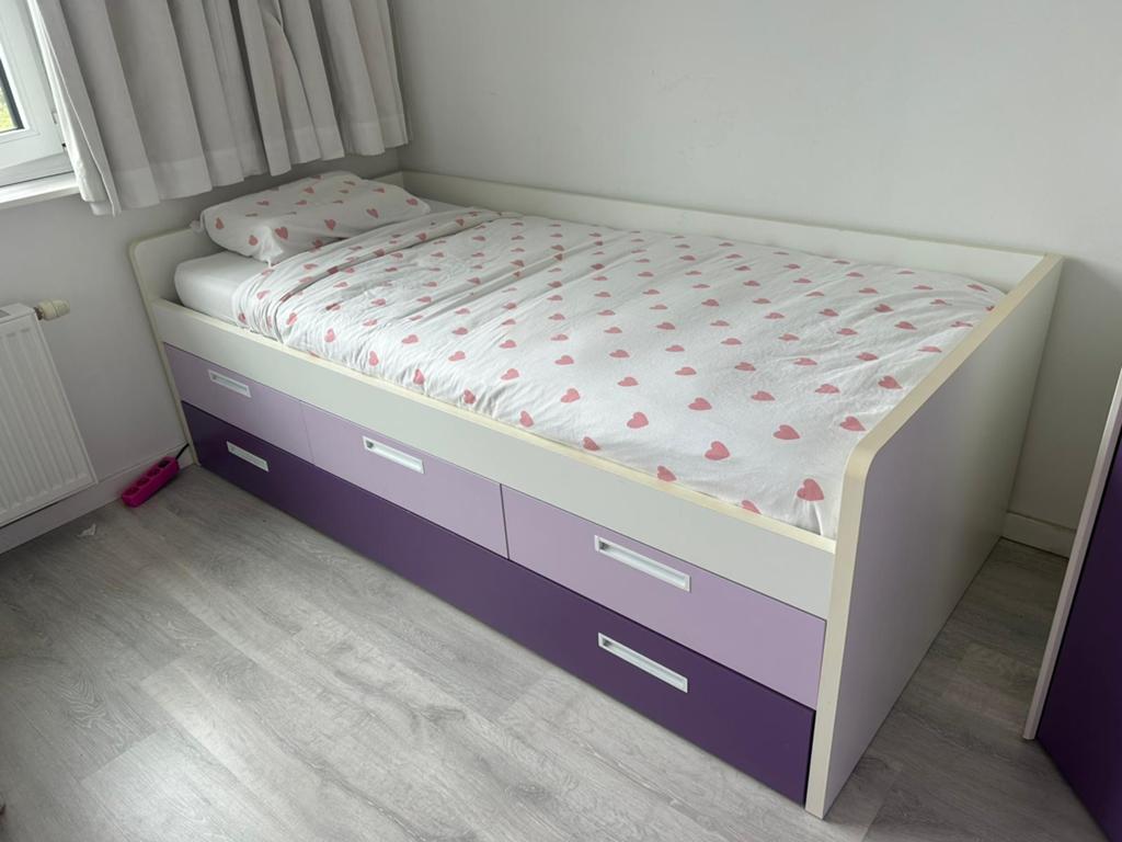 Kinderkamer: bed en (hoek)kleerkast, Kinderen en Baby's, Ophalen, Gebruikt, Lattenbodem
