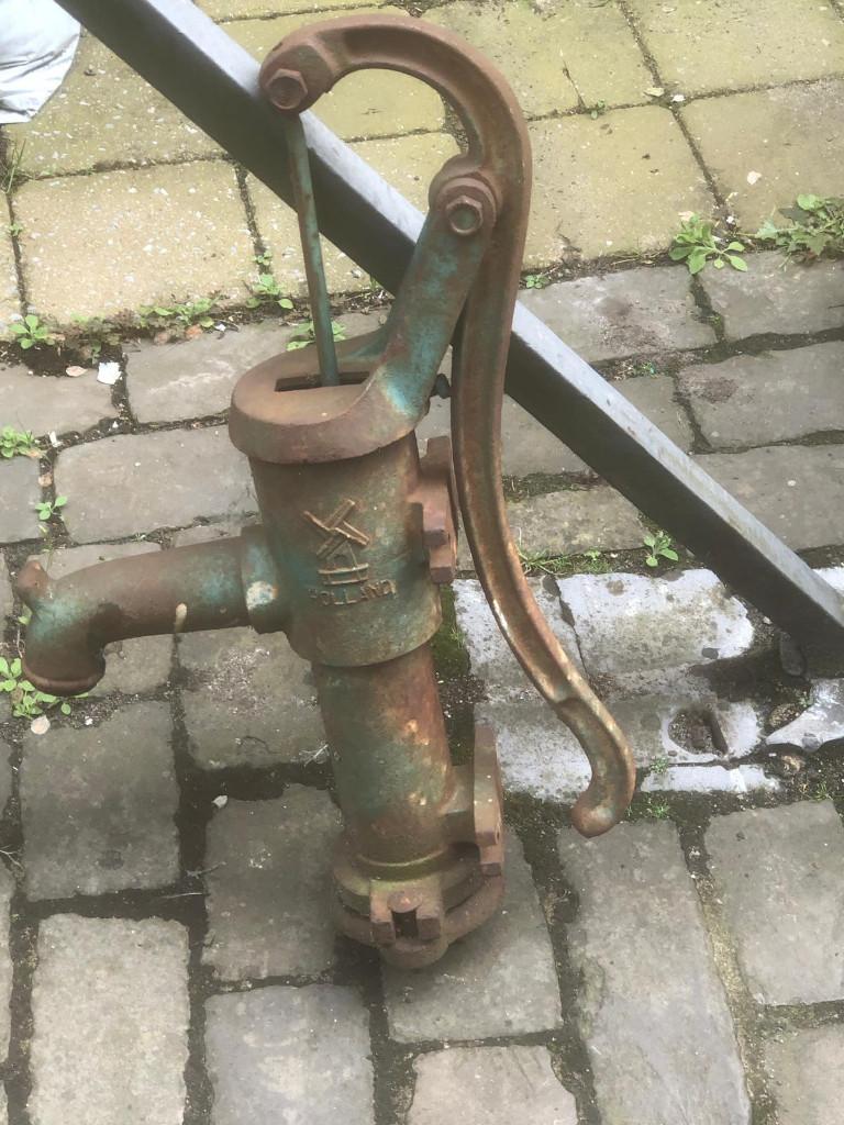 Antieke waterpomp, Ophalen, Gebruikt, Handmatig, Regentonpomp