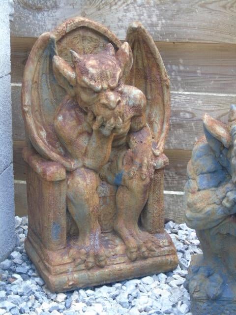 Een monsterwaterspuwer die in roeststeen zit, Ophalen, Nieuw