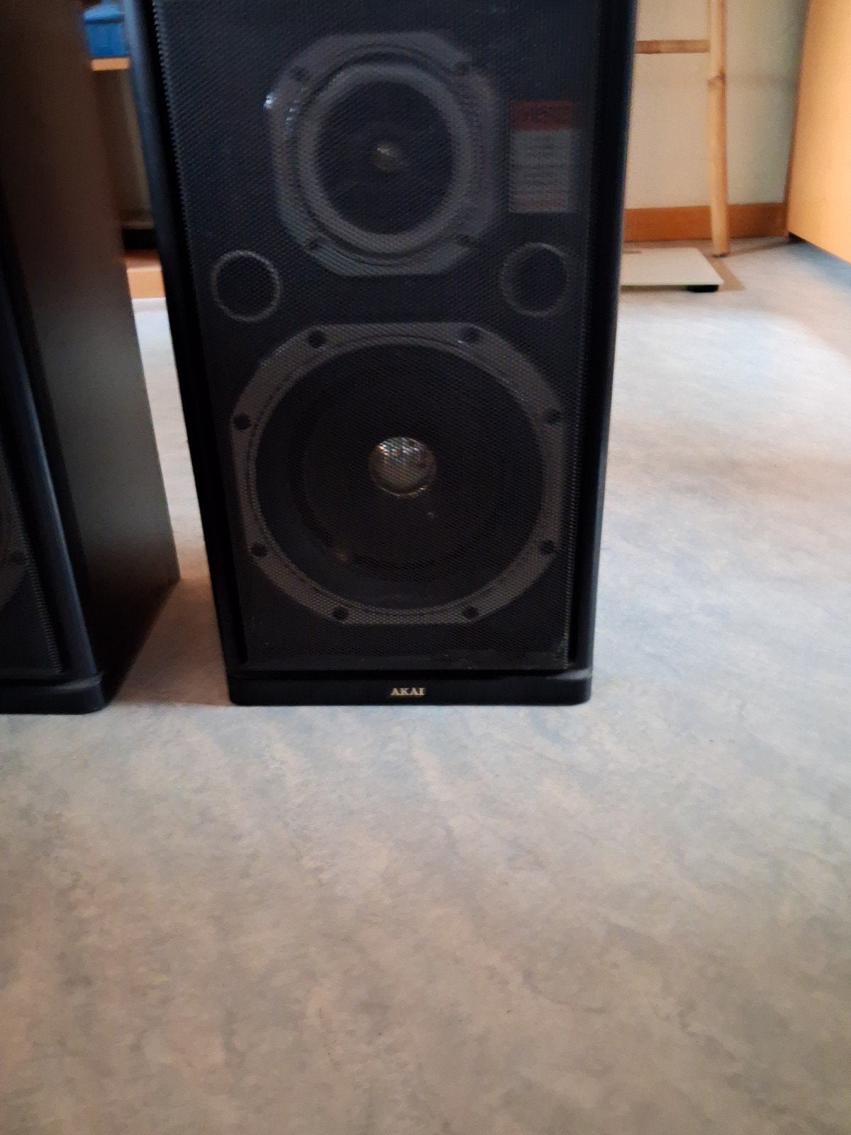 2 AKAI boxen zwart, Stereo speakers, Gebruikt, Inclusief kabels, Ophalen
