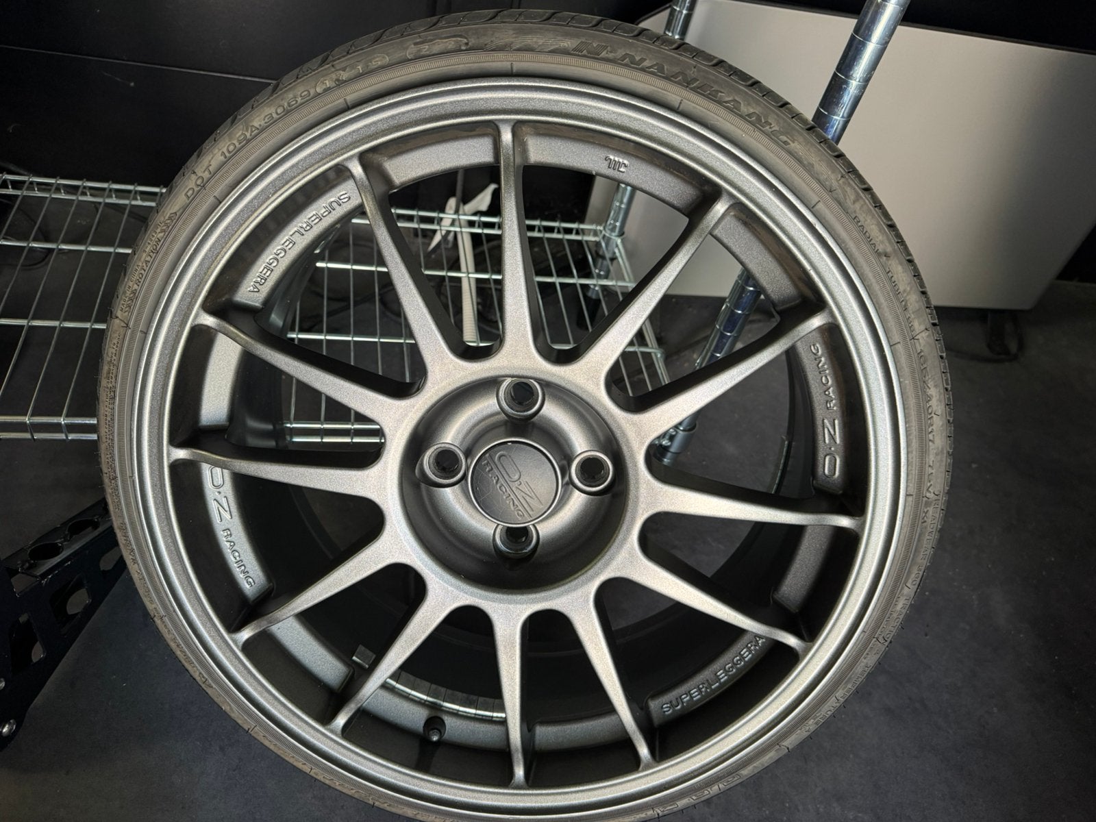 OZ Racing Superleggera 17 pouces - 4x100 - ET37 - Gun Metal, Autos : Pièces & Accessoires, Enlèvement
