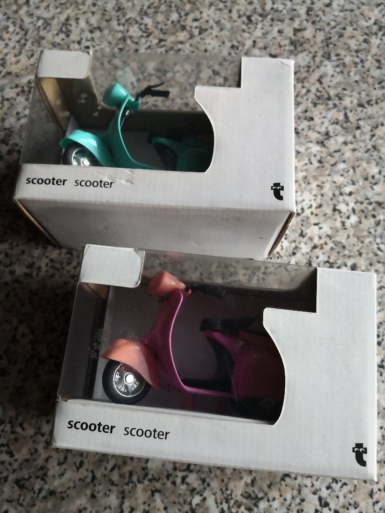 Setje van twee miniatuur vespa achtige voertuigen, Ophalen