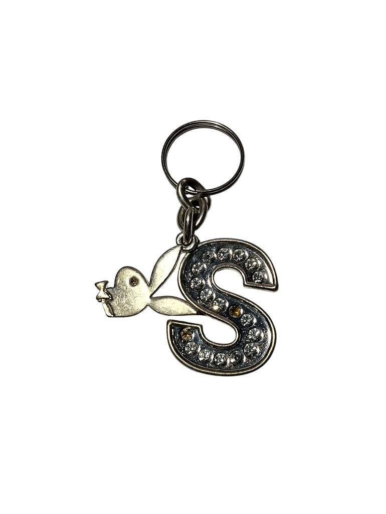 Playboy sleutelhanger "S" 2 ontbrekende strass steentjes, Verzamelen, Ophalen, Gebruikt, Overige typen
