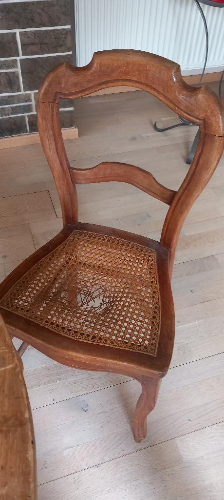 Houten ronde tafel met 4 rietstoelen om te herstellen, Ophalen