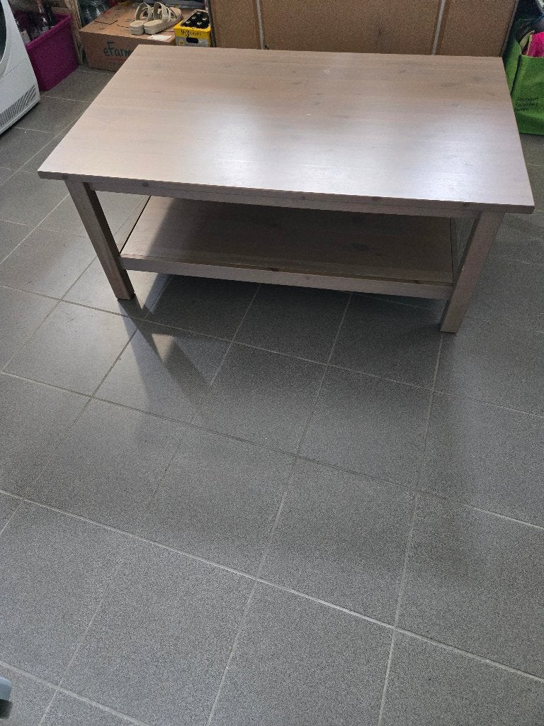 Table basse en bois massif(style IKEA Hemnes)en parfait état, Maison & Meubles, 100 à 150 cm, Moins de 50 cm, Comme neuf, Enlèvement