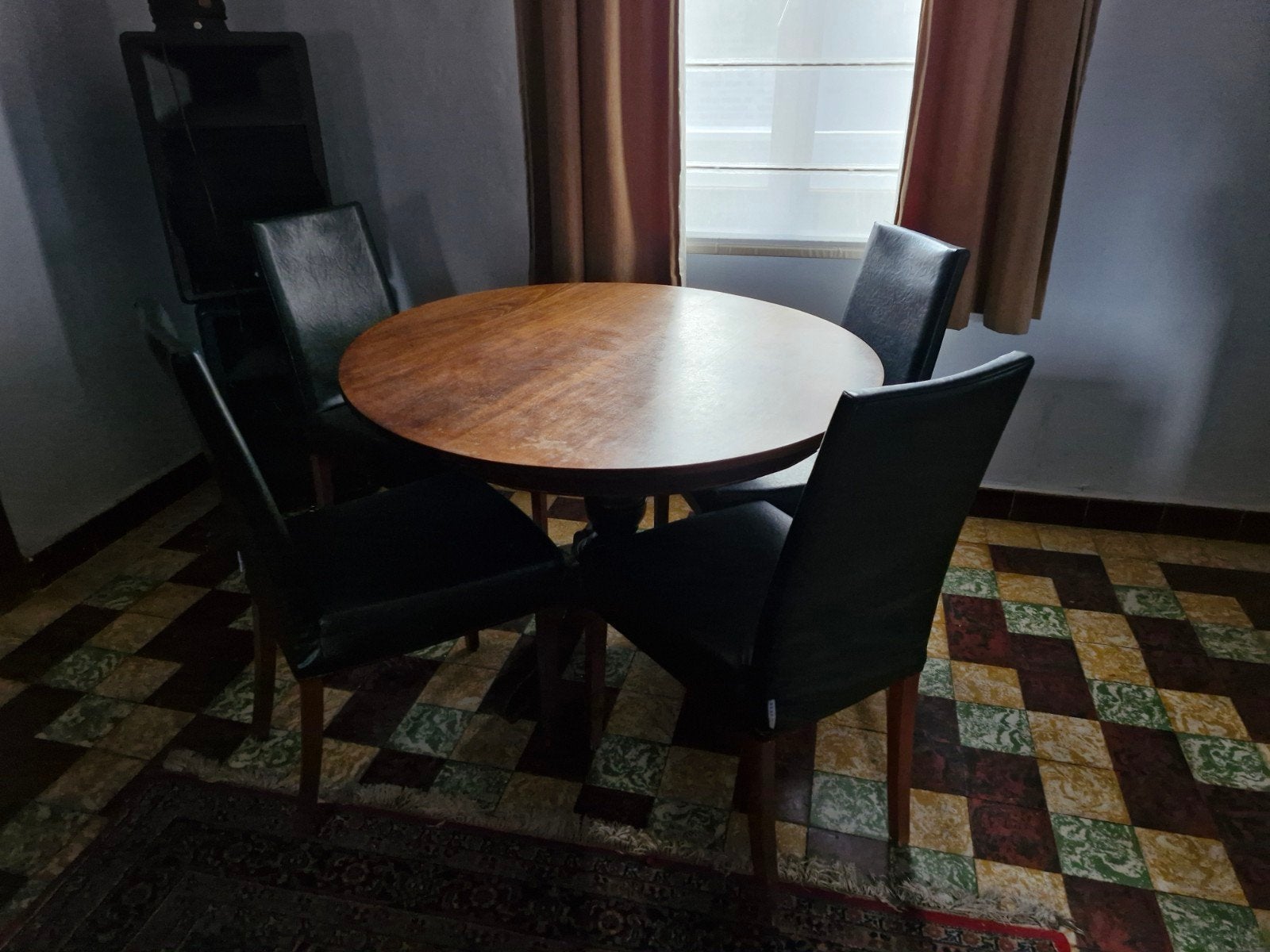 tafel en stoelen, Enlèvement