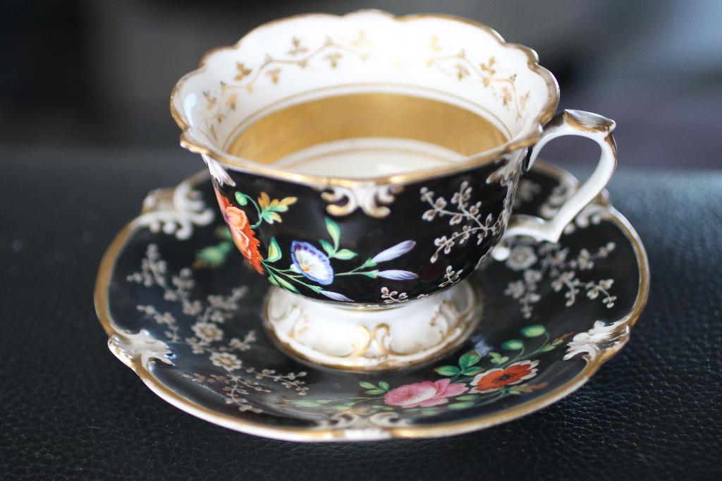 Tasse sous-tasse porcelaine 19eme décor fleur dorure, Enlèvement ou Envoi