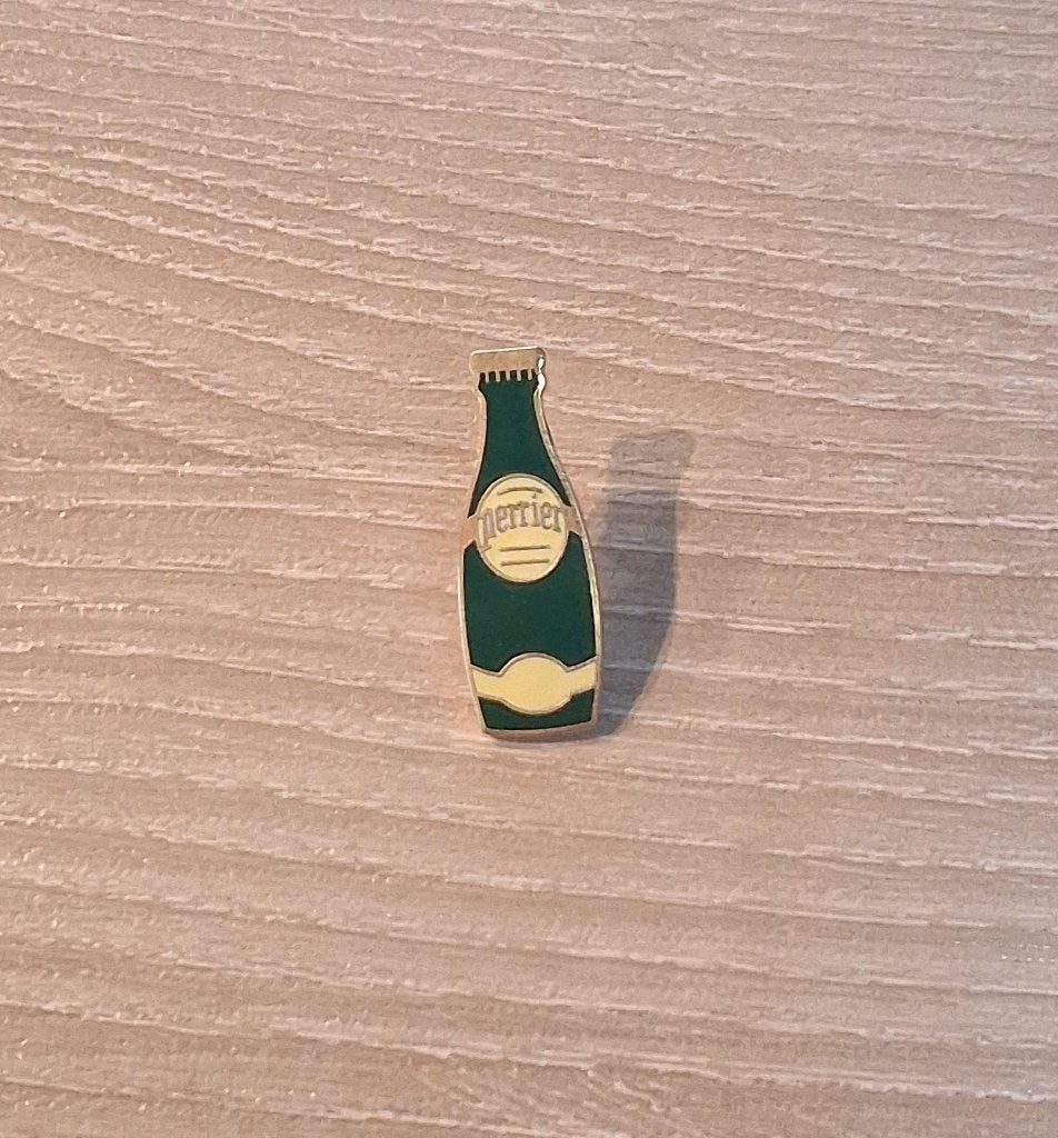 PIN - PERRIER - WATER - EAU MINERALE, Verzamelen, Speldjes, Pins en Buttons, Verzenden, Gebruikt, Merk, Speldje of Pin