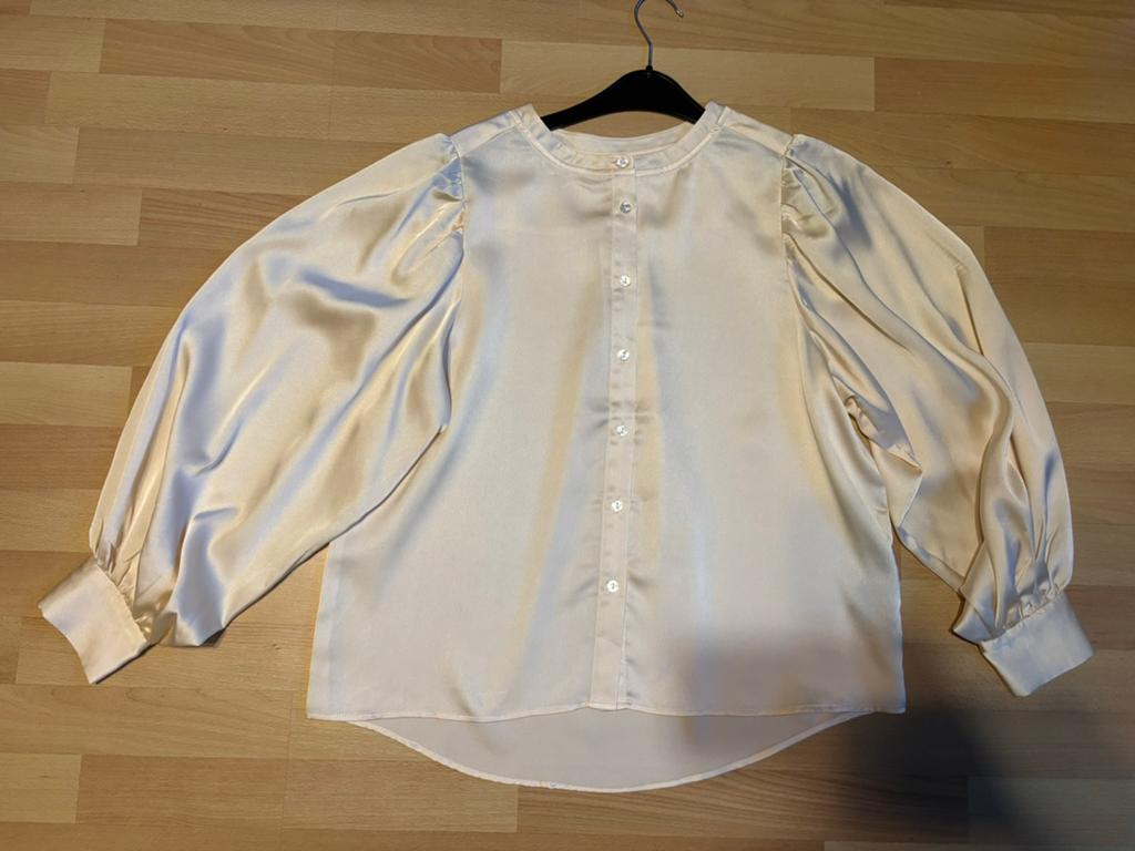 Satijnen blouse maat 38, Kleding | Dames, Blouses en Tunieken, Ophalen of Verzenden, Nieuw, Maat 38/40 (M), Beige