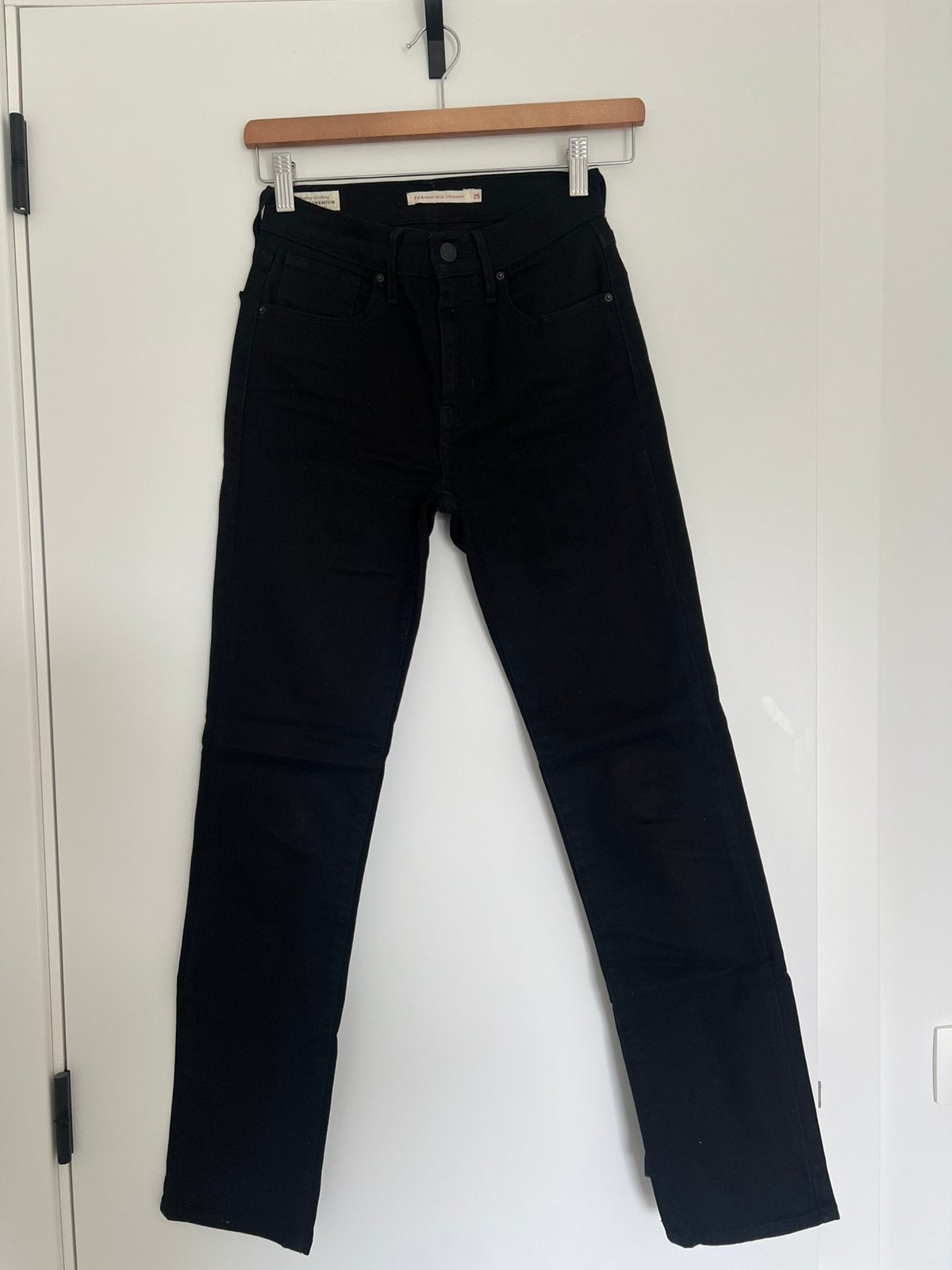 Jeans Levi’s droit 724 noir W25 L30, Vêtements | Femmes, Jeans, Enlèvement ou Envoi, Comme neuf, Noir, W28 - W29 (confection 36)