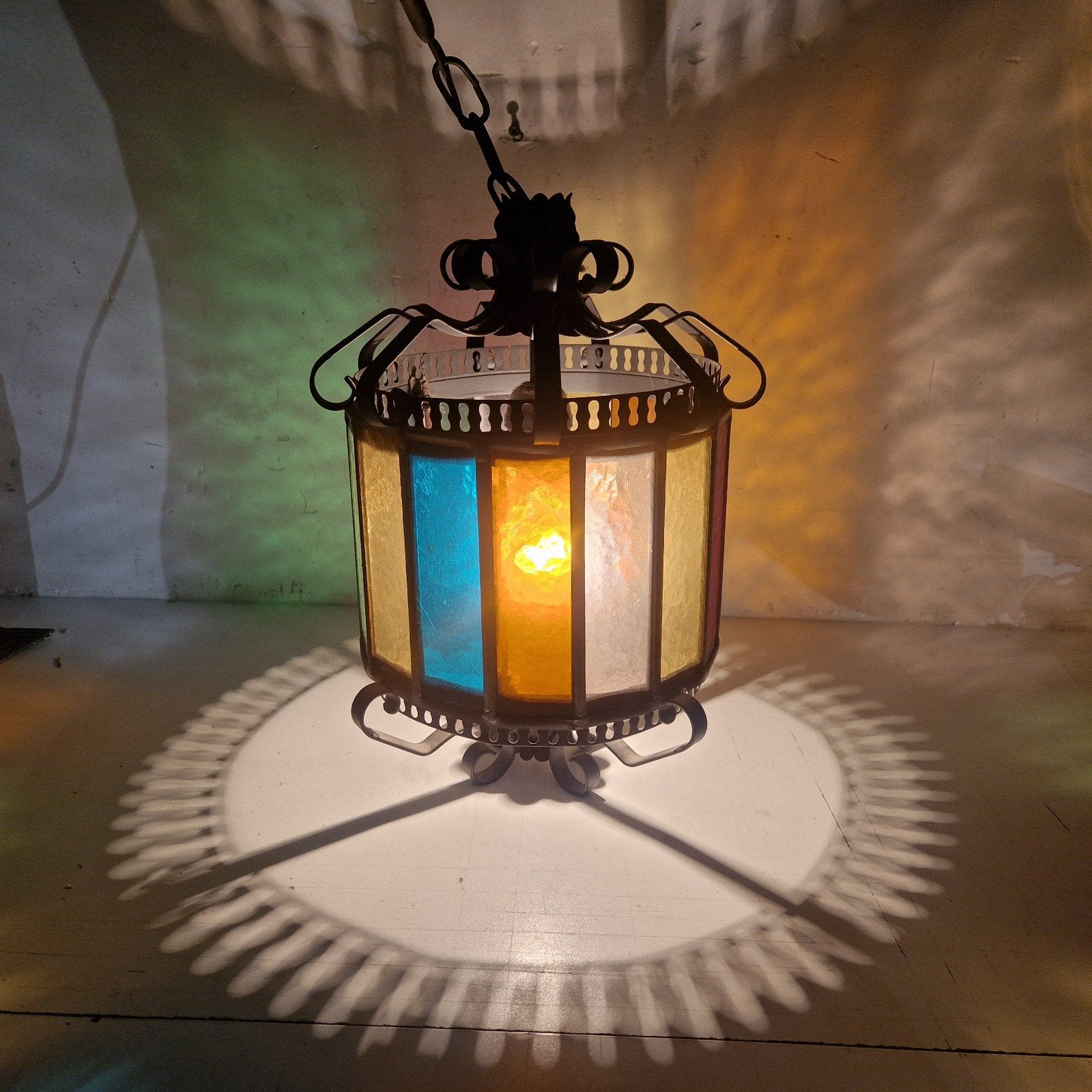 glas in lood hanglamp in mooi smeedijzeren kader werk, Antiek en Kunst, Antiek | Verlichting, Ophalen of Verzenden